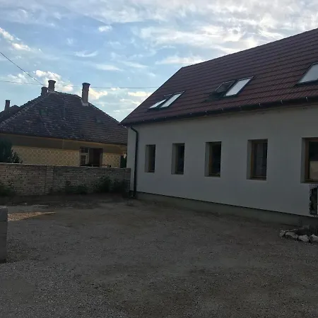 Raroi Lovasudvar Es Vendeghaz Bed & Breakfast